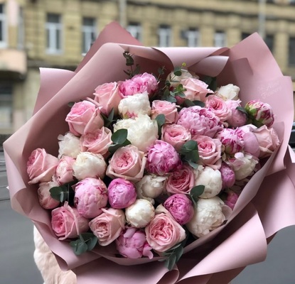 Перспективный магазин цветов у метро в центре Москвы