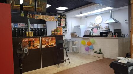 Пиццерия в густонаселённом районе в здании гастронома 0